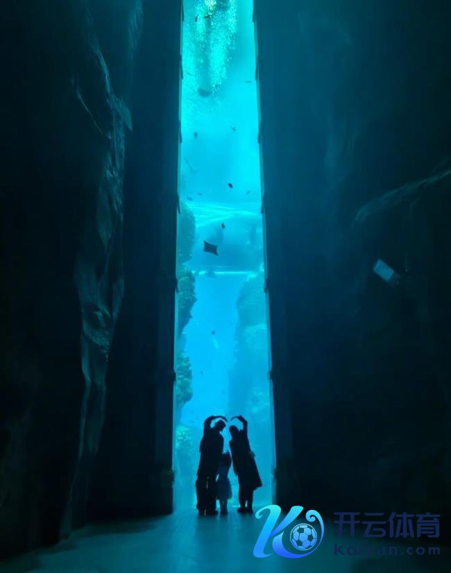 唐艺昕发与张若昀亲吻照 元宵佳节沙漠甜密之旅