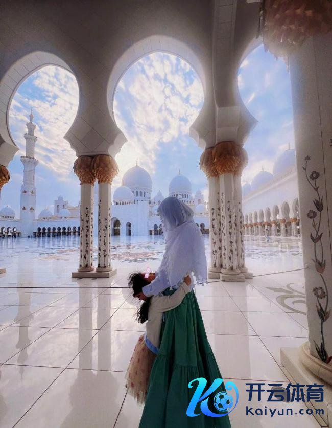 唐艺昕发与张若昀亲吻照 元宵佳节沙漠甜密之旅