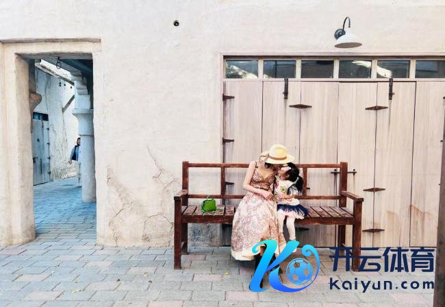 唐艺昕发与张若昀亲吻照 元宵佳节沙漠甜密之旅