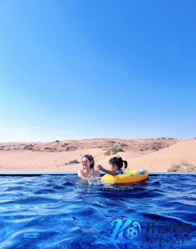 唐艺昕发与张若昀亲吻照 元宵佳节沙漠甜密之旅