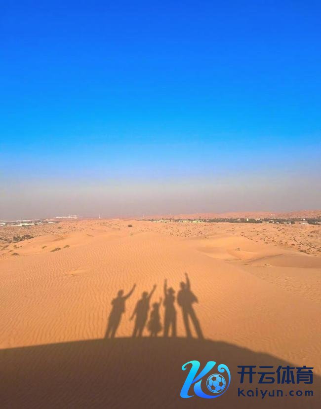 唐艺昕发与张若昀亲吻照 元宵佳节沙漠甜密之旅