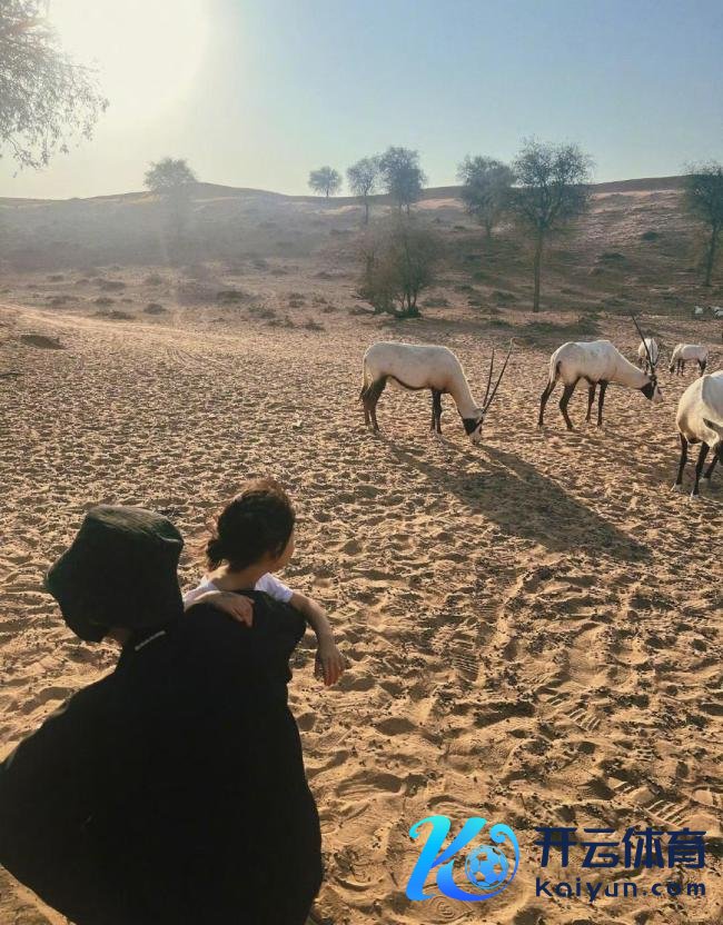 唐艺昕发与张若昀亲吻照 元宵佳节沙漠甜密之旅