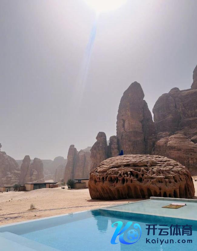 唐艺昕发与张若昀亲吻照 元宵佳节沙漠甜密之旅