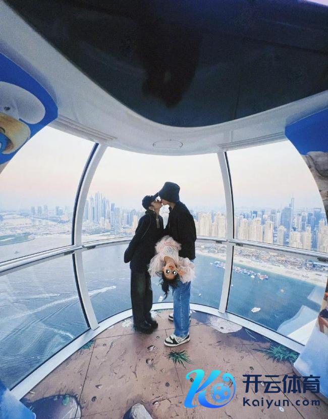 唐艺昕发与张若昀亲吻照 元宵佳节沙漠甜密之旅